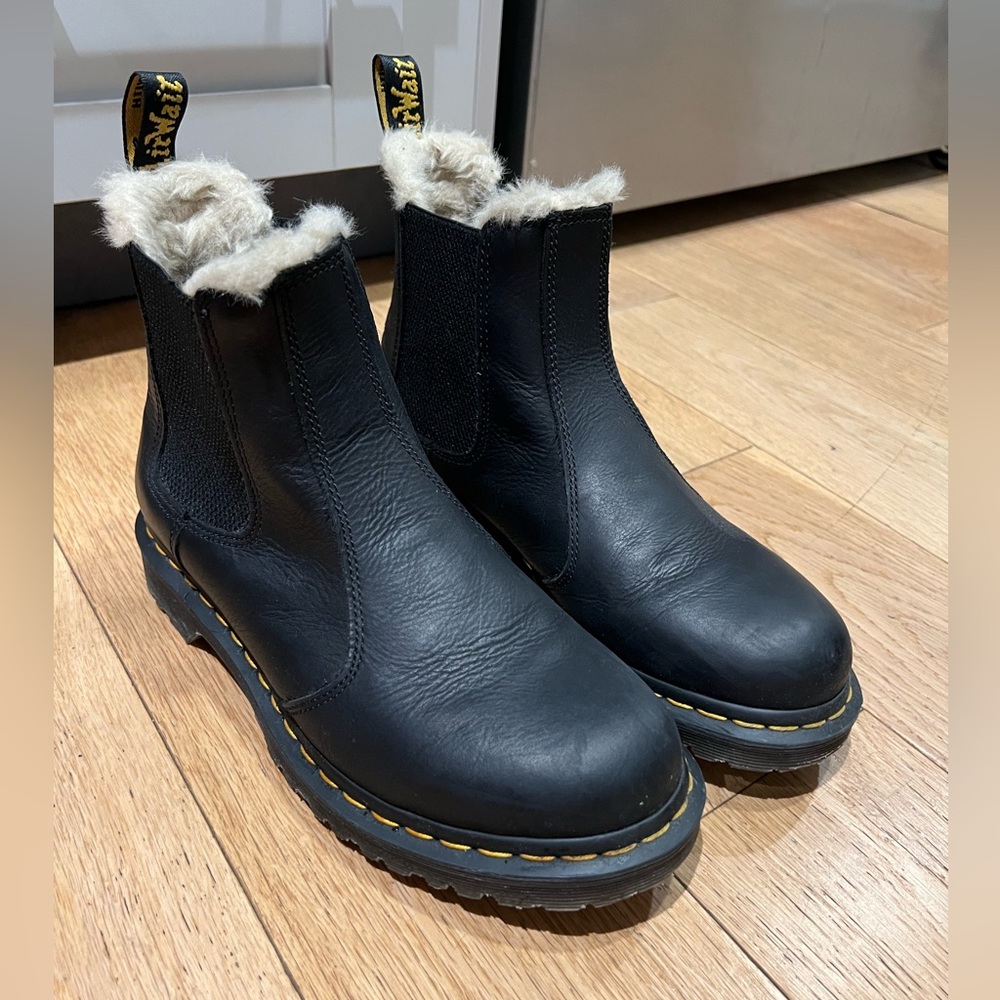 Dr Marten 2976 WOMEN'S FAUX FUR LINED CHELSEA BOOTS